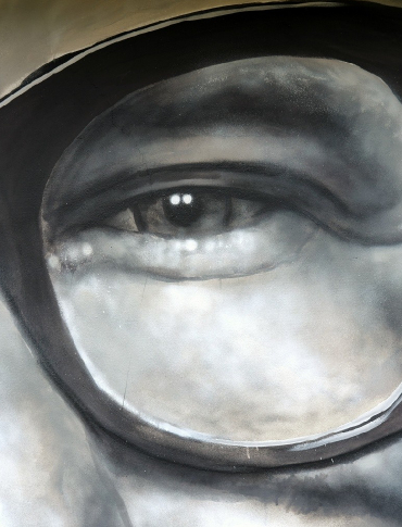 SANOK: Fotografie Beksińskiego na ścianach miasta. Nowy projekt Arkadiusza Andrejkowa [ZDJĘCIA]