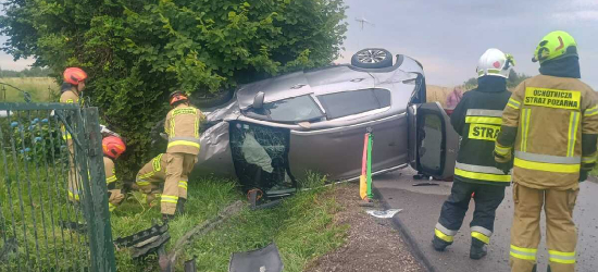 WESOŁA. Groźne dachowanie peugeota. Trzy osoby ranne [ZDJĘCIA]