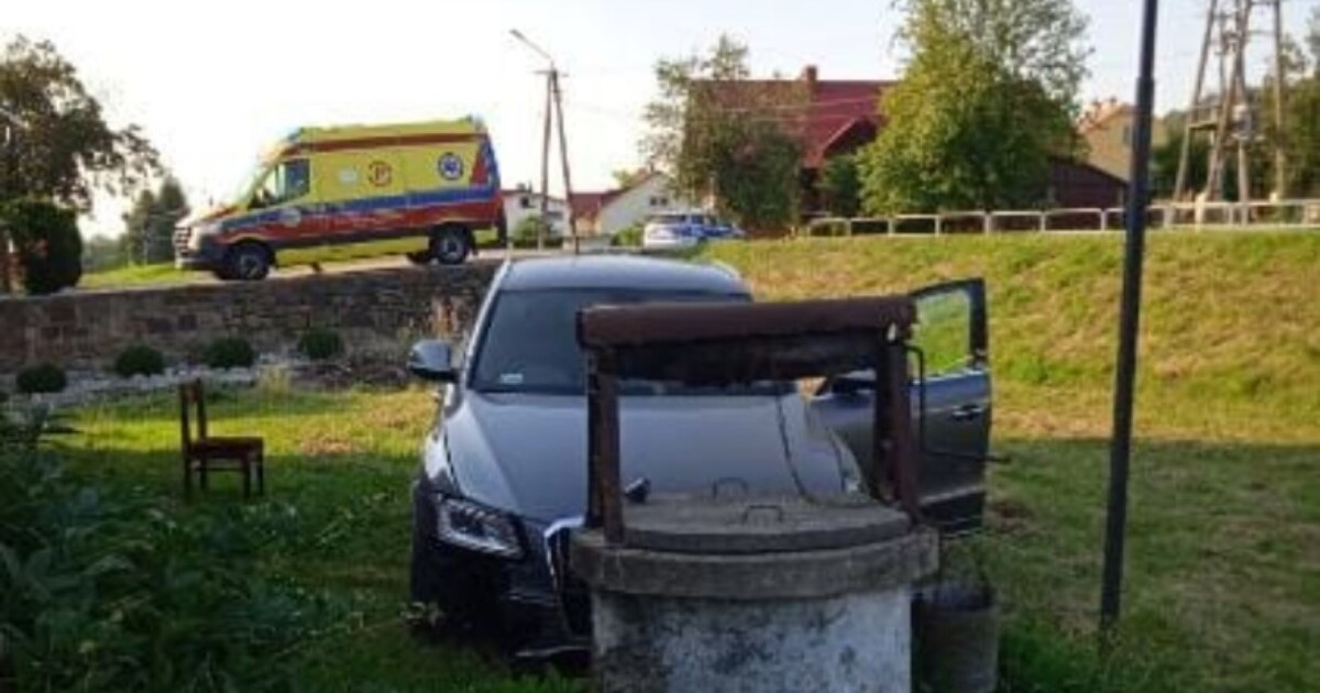BLIZNE. Zasnął za kierownicą i wjechał na prywatną posesję. 55-latek trafił do szpitala [ZDJĘCIA]