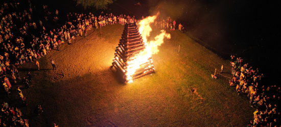 Noc Świętojańska w Tyrawie Solnej. Ogień rozświetlił najkrótszą noc w roku [ZDJĘCIA, VIDEO]
