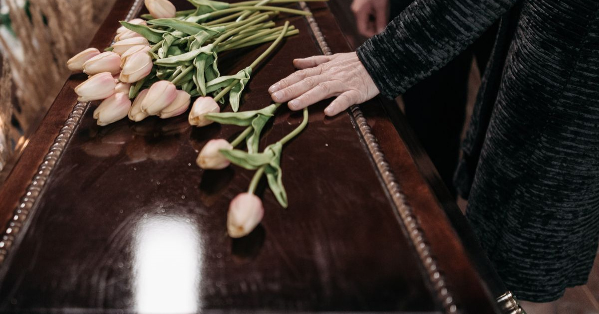 ZUS: Komu i w jakiej wysokości przysługuje zasiłek pogrzebowy?