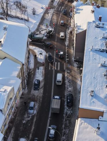 SANOK: Akcja odśnieżania dróg powiatowych. Kierowcy, uważajcie! [VIDEO, ZDJĘCIA Z LOTU PTAKA]