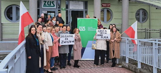 SANOK: Pracownicy ZUS solidarni ze związkowcami. Domagają się podwyżek [FOTO]