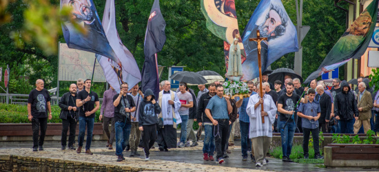 SANOK: Modlitwa na ulicach miasta. Męski Różaniec w strugach deszczu (VIDEO, ZDJĘCIA)