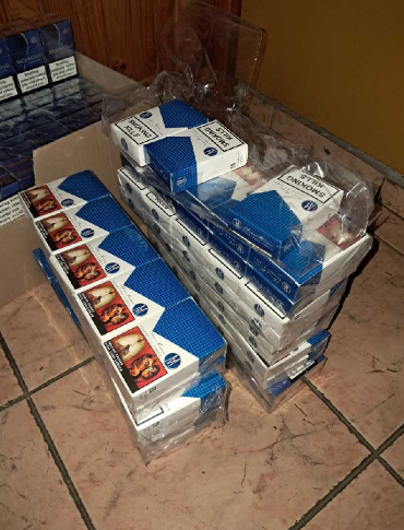 Policja zatrzymała 59-letnią kobietę. Miała ponad 300 paczek nielegalnych papierosów