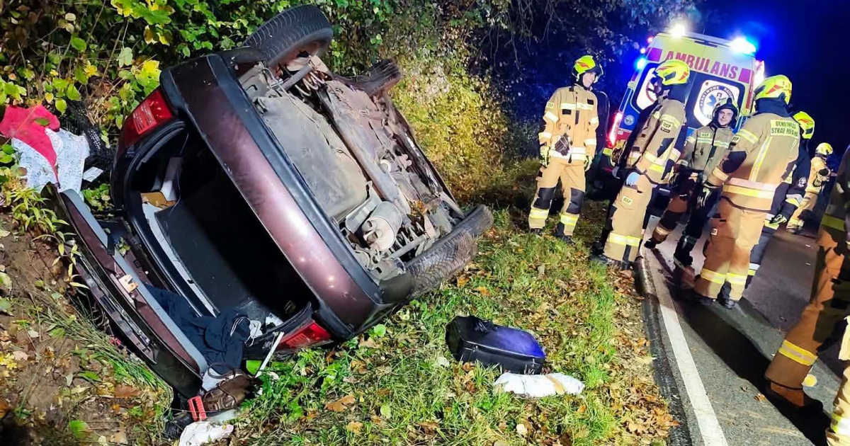 Groźny wypadek w Bliznem. Samochód dachował, 70-letni kierowca w szpitalu (ZDJĘCIA)