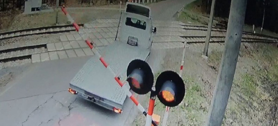PODKARPACIE. 30-letni kierowca wjechał po zamykający się szlaban! (VIDEO)