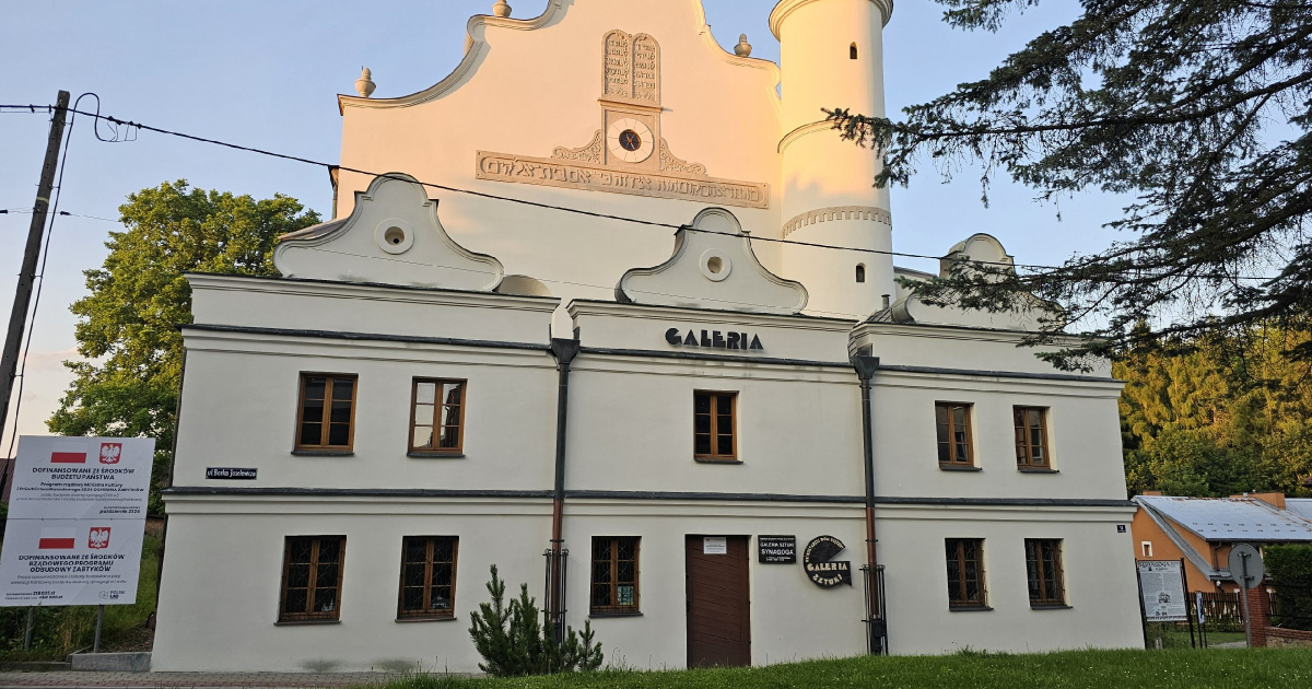 Dawna Synagoga w Lesku odzyskuje swój blask. Zakończono istotny etap prac konserwatorskich [ZDJĘCIA]