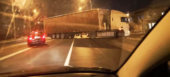 OD CZYTELNIKÓW: Ciężarówka stała w poprzek drogi dobre 30 minut! (FOTO)