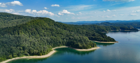 Lato na Jeziorze Solińskim. ZOBACZ ZDJĘCIA Z LOTU PTAKA
