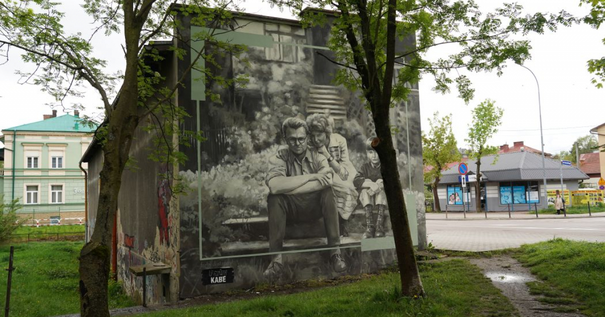 Beksińscy „wrócili” na Jagiellońską. Nowy mural Arkadiusza Andrejkowa [VIDEO, ZDJĘCIA]