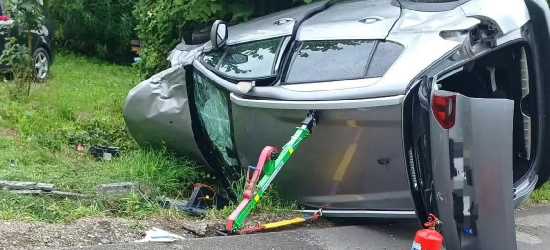 Niebezpieczne zdarzenie w Wesołej. Peugeot dachował podczas wyprzedzania