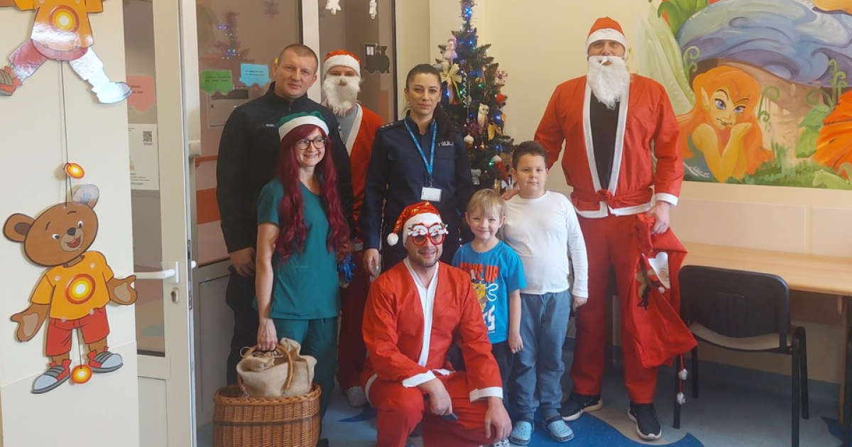 Mikołaj i policjanci odwiedzili najmłodszych pacjentów Szpitala w Brzozowie