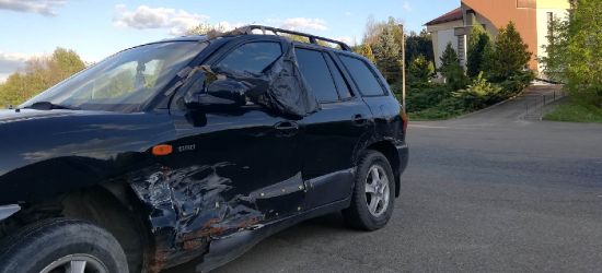 INTERWENCJA: Zdezelowany samochód na ulicy od kilku miesięcy (ZDJĘCIA)