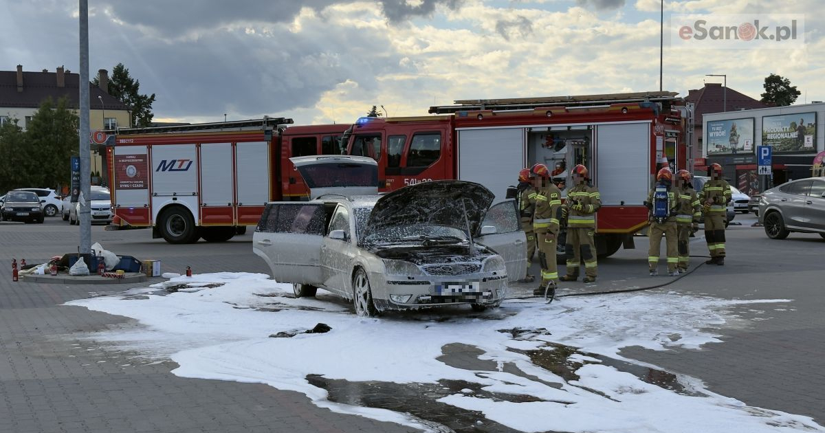 SANOK: Pożar samochodu na parkingu pod supermarketem [VIDEO, ZDJĘCIA]