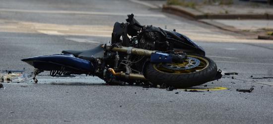 BIESZCZADY: Motocyklista wjechał pod ciężarówkę. Nie żyje