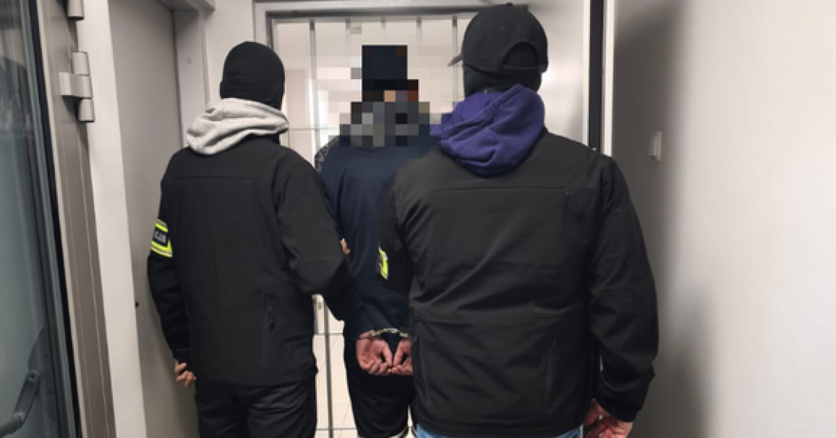 Pijany 23-latek dachował fordem. Został wydalony z Polski