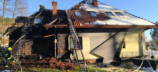 Groźny pożar w Bykowcach. Strażacy walczyli z ogniem kilka godzin
