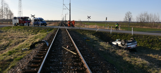 Wypadek na przejeździe kolejowym (FOTO)