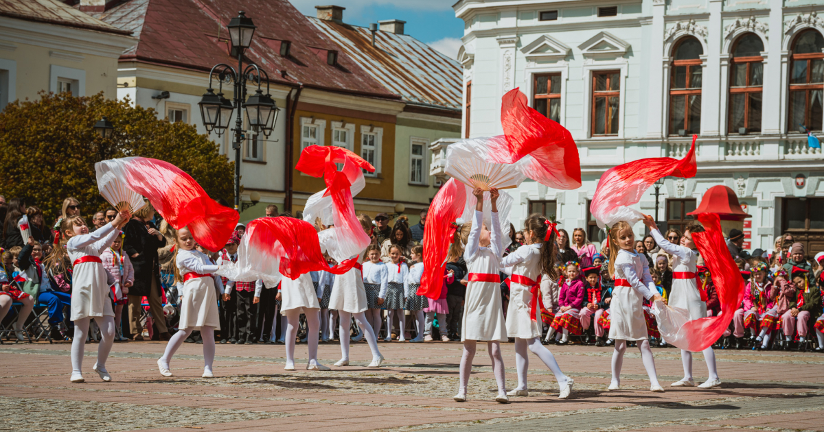 „Przedszkolaki z Biało-Czerwoną”. Lekcja patriotyzmu na sanockim Rynku [ZDJĘCIA]