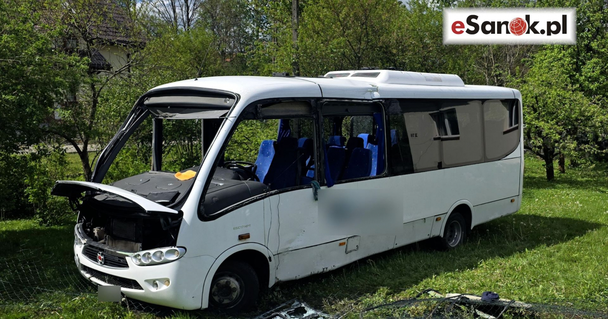 Dachowanie autobusu w Prusieku. Interweniował śmigłowiec LPR [VIDEO, ZDJĘCIA]