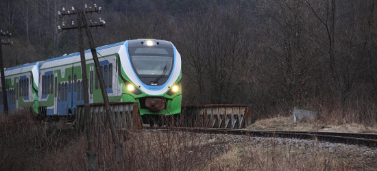 Kolejne pociągi z uchodźcami jadą w głąb kraju (VIDEO, FOTO)