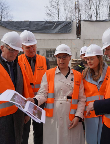 SANOK: Minister Katarzyna Pełczyńska-Nałęcz na placu budowy SOSW. Inwestycja za 52 mln zł rośnie w oczach [VIDEO, ZDJĘCIA]