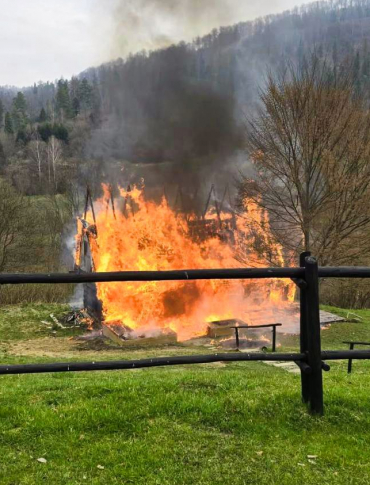 Pożar drewnianego budynku w Bieszczadach [ZDJĘCIA]