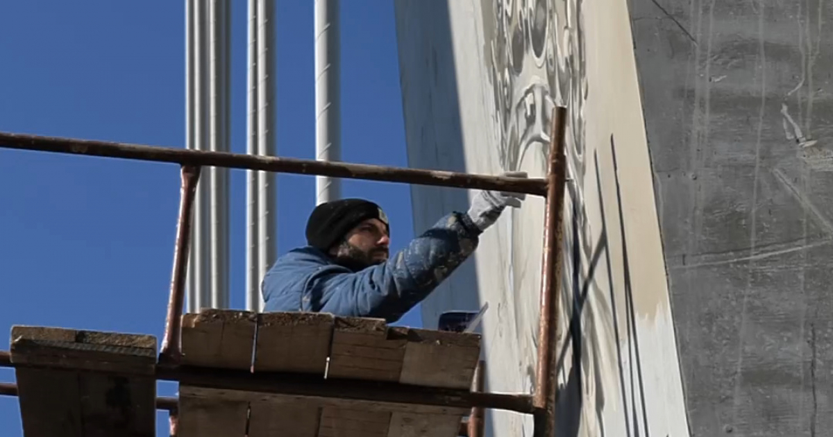 Na moście w Sanoku powstaje nowy mural (VIDEO)