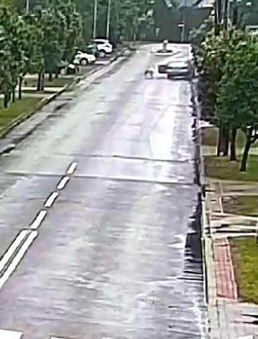 Wysiadł z jadącego Mercedesa i uciekł. Samochód uderzył w ogrodzenie! [VIDEO]