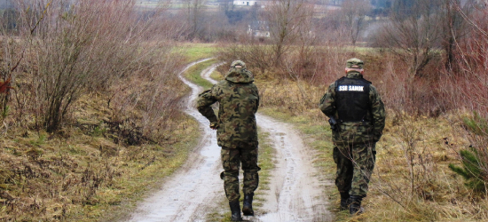 Straż Rybacka i ucieczka przez rzekę. Wędkarz porzucił sprzęt i wskoczył do Wisłoka [ZDJĘCIA]