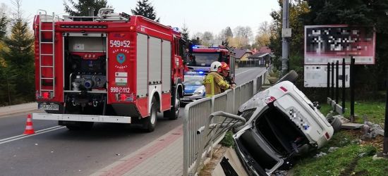 ZAGÓRZ: Samochód staranował barierki i wpadł do rowu (ZDJĘCIA, VIDEO)