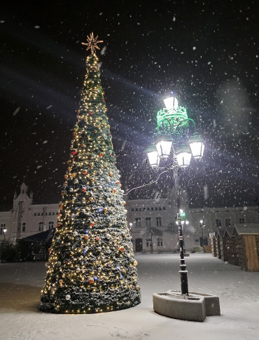 Zimowy Sanok nocą. Miasto otulone białym puchem [ZOBACZ ZDJĘCIA]