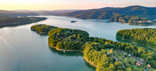 Rejs policyjną łodzią wzdłuż malowniczych brzegów Jeziora Solińskiego