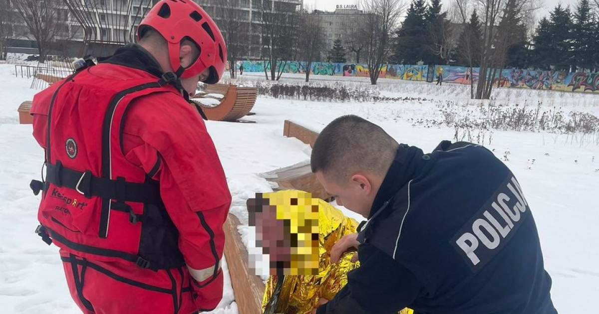 RZESZÓW: Szokujące sceny na Wisłoku. Spacer po lodzie mógł skończyć się tragedią [ZDJĘCIA]