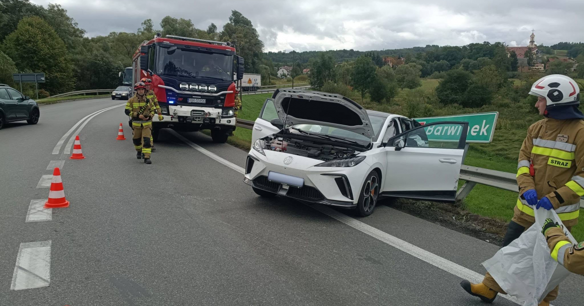 DOMARADZ: Groźne zderzenie ciężarówki z osobówką [FOTO]