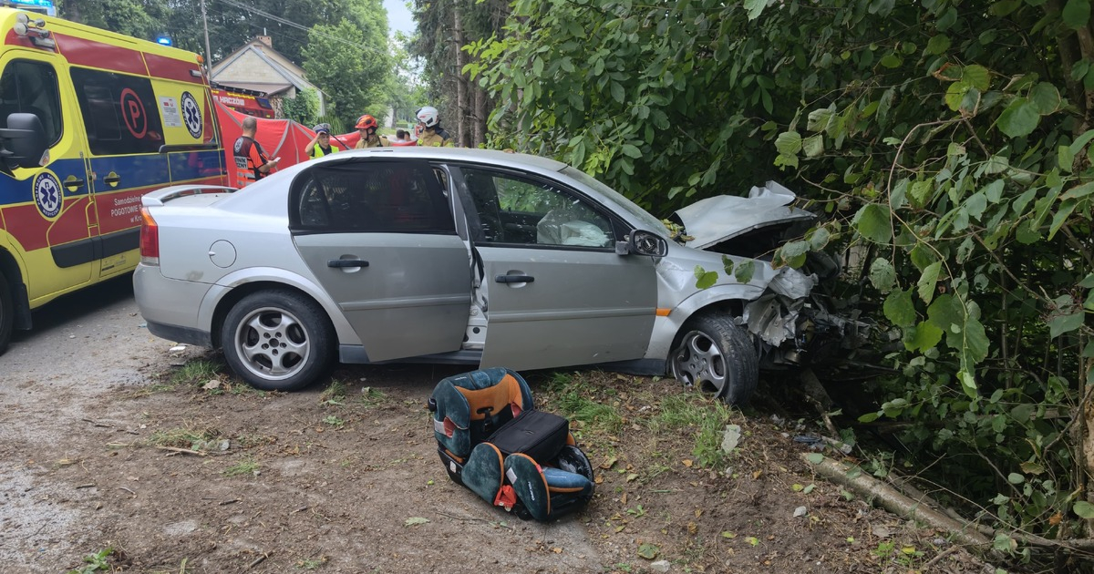 Zasnął za kierownicą i wjechał w betonowe ogrodzenie [ZDJĘCIA]