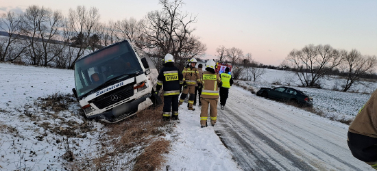 Groźna kolizja pod Fredropolem. Auto osobowe zderzyło się z autobusem