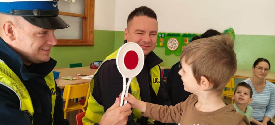 Policjanci z Leska odwiedzili przedszkolaków w Hoczwi. Rozmawiali o bezpieczeństwie