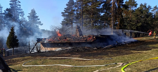 BIESZCZADY: Pożar budynku wypoczynkowego. Kilkudziesięciu strażaków w akcji, są osoby poszkodowane [VIDEO, ZDJĘCIA]