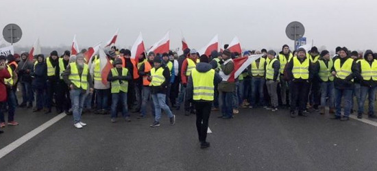Rolnicy z całej Polski blokują autostradę A2 (FILMY)