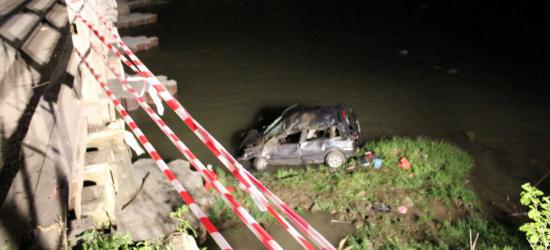 BIESZCZADY: Samochód spadł z mostu do rzeki. Nie żyje 50-letni kierowca (ZDJĘCIA)