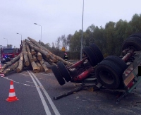 Ciężarówka wyładowana drewnem wywróciła się na drodze (ZDJĘCIA)