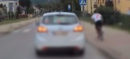 SANOK: Niebezpieczne zdarzenie z udziałem rowerzystów na ul. Mickiewicza. O krok od tragedii (VIDEO)