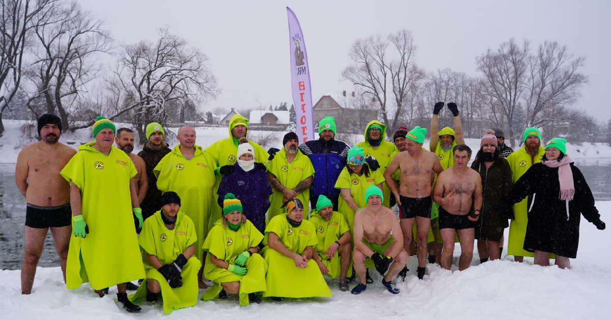 SANOK: Gdy inni uciekają przed zimą, oni wchodzą do wody. Wesołe Morsy HIPOTERMIA w akcji [VIDEO, ZDJĘCIA]