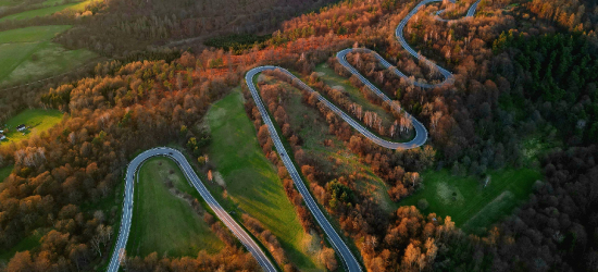 Wypadek na serpentynach w Wujskiem. Motocyklista zderzył się z samochodem osobowym