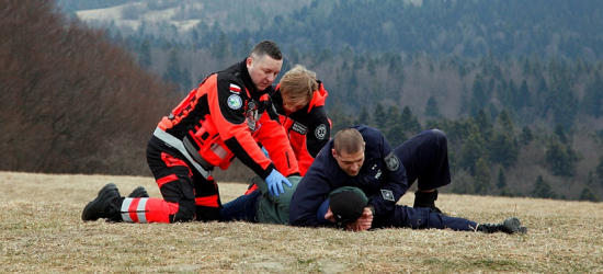 Policjanci szkolą bieszczadzkich ratowników medycznych