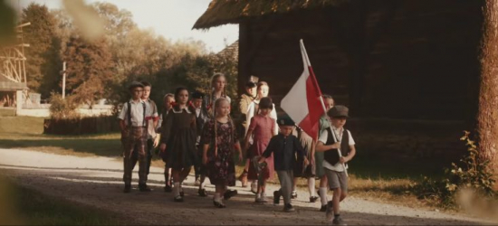 Muzyczny hołd dla Bohaterów. „Serce w plecaku” w wykonaniu dzieci z Sanoka (VIDEO)