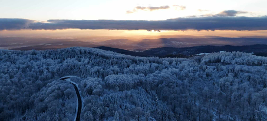 Piękne Góry Słonne w zimowej szacie z lotu ptaka (FOTOGALERIA)