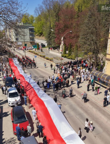SANOK: Biało-czerwony pochód i 100-metrowa flaga. Uroczyście świętowano 235. rocznicę uchwalenia Konstytucji 3 Maja [VIDEO, ZDJĘCIA]